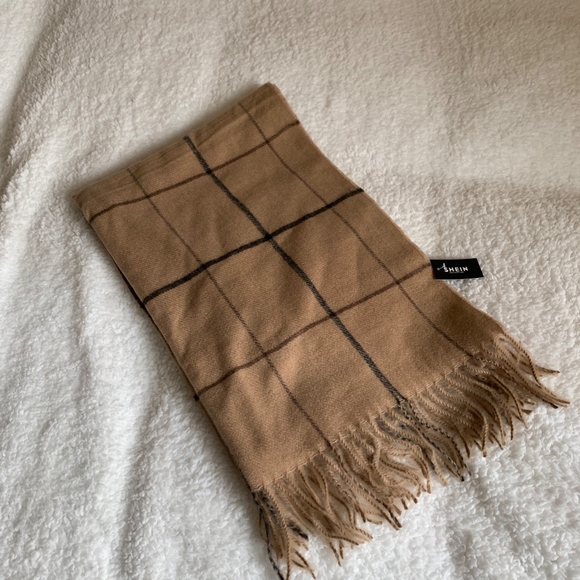 NEW!! Fringe Hem Grid Scarf - Picture 6 of 7